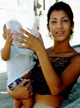 Mama abrazando un bebe que sostiene un condon